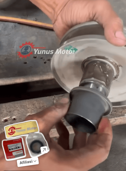 Replace the rear pulley bearing on a HONDA Vario 125