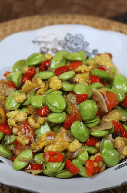 Stir-fried stinky beans and eggs are easy to make and go well with warm rice