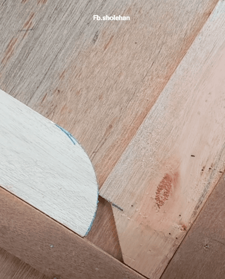 Circular joints at corners for doors or windows